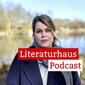 Foto der Schriftstellerin Berit Glanz mit dem Schriftzug des Literaturhaus Podcasts, Natur im Hintegrund