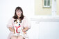 Portrait der Autorin Paula Steiner mit einem Hund auf dem Schoß.
